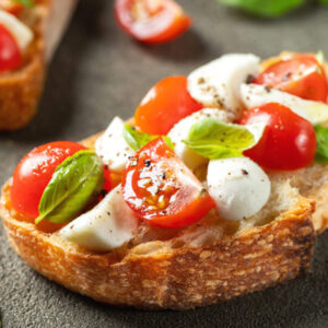 Брускетты с сыром Моцарелла